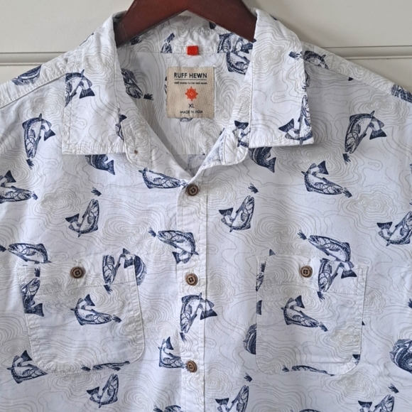 Ruff Hewn Men's White Navy Short Sleeve Fish Print Button Up Cotton Blend Shirt - Picture 2 of 10